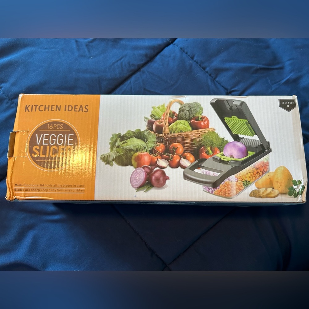 KITCHEN IDEAS • VEGGIE SLICER 16 Pieces • Green/Black •